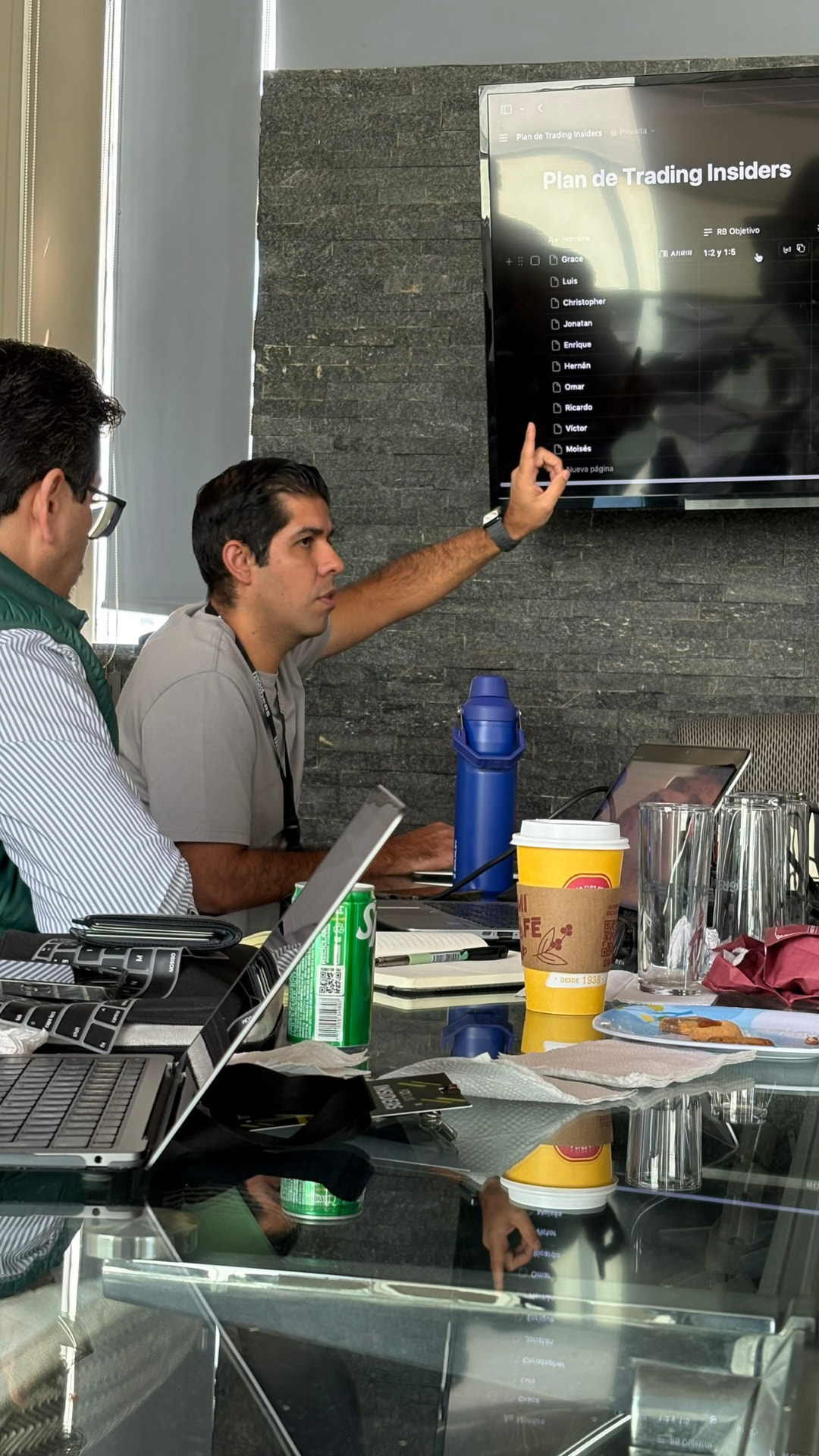 Manuel trabajando cerca de alumnos